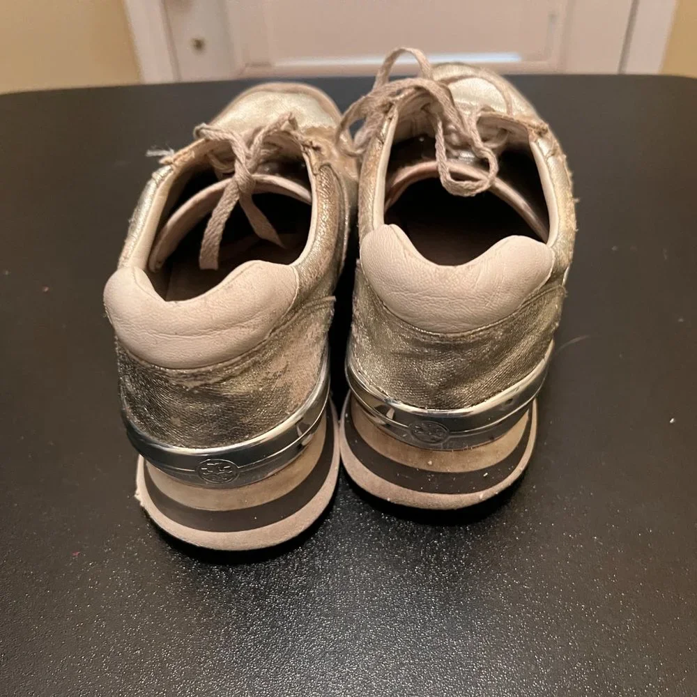 Tory Burch size 9 silver sawtooth logo sneaker